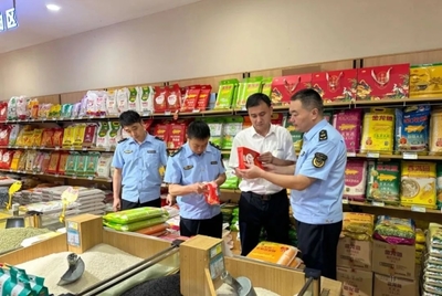 守護(hù)安全迎雙節(jié)——鄒城市市場(chǎng)監(jiān)管局開(kāi)展節(jié)前食品安全專(zhuān)項(xiàng)檢查